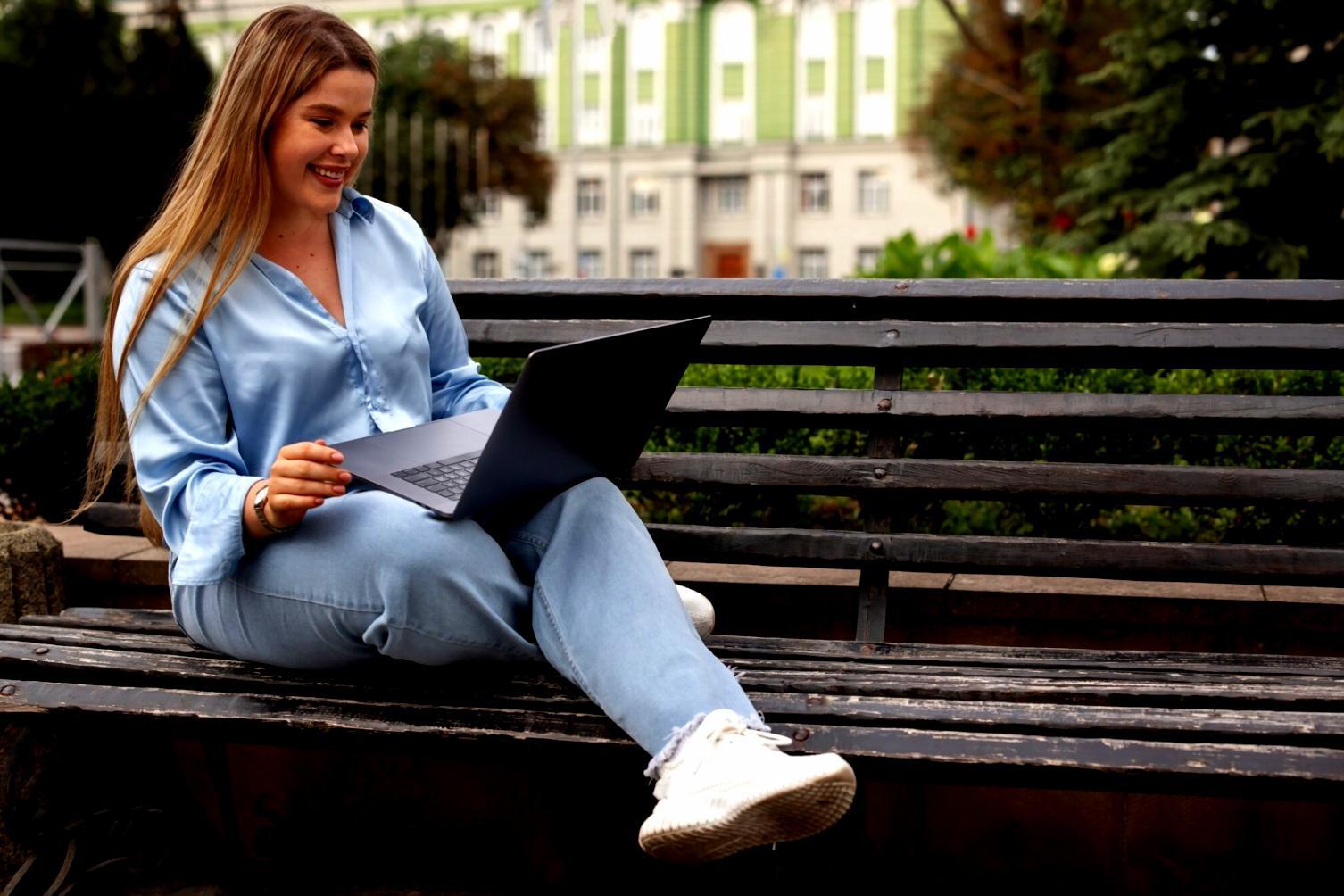 Équipe lomexoria travaillant sur un projet entrepreneurial