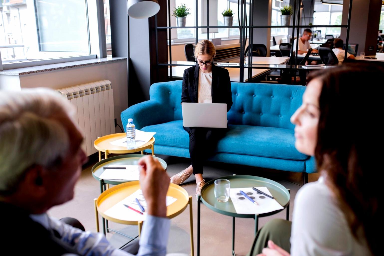 Entrepreneurs français innovants discutant de nouvelles stratégies