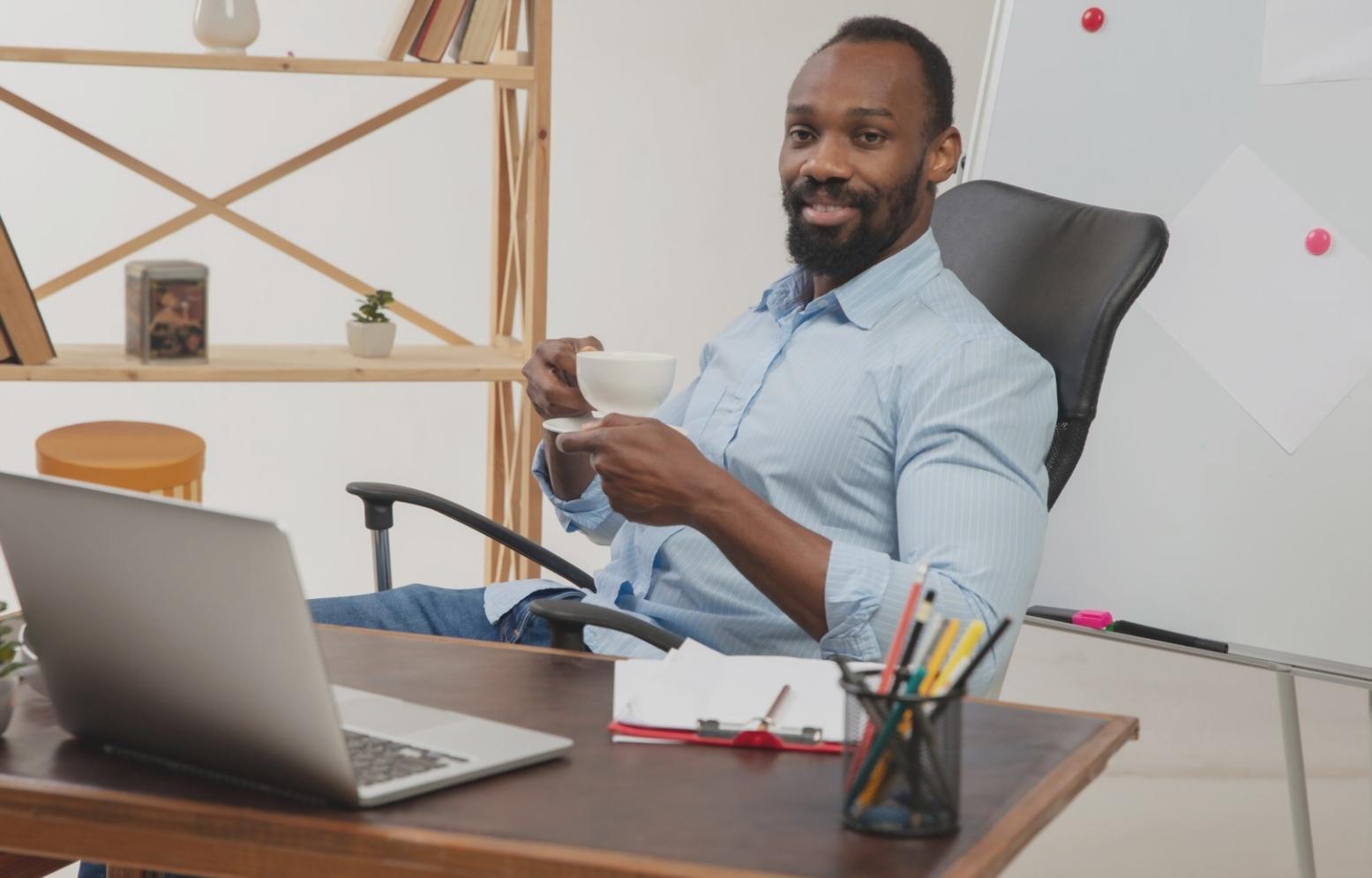 Équipe lomexoria en réunion de travail